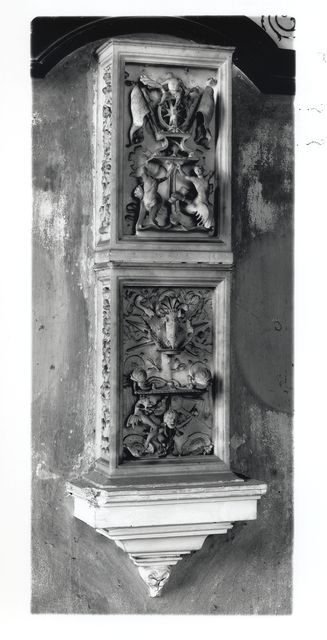 Anonimo — Busti Agostino - sec. XVI - Due pilastrini del monumento di Gaston de Foix nella disposizione di Villa Arconati — insieme